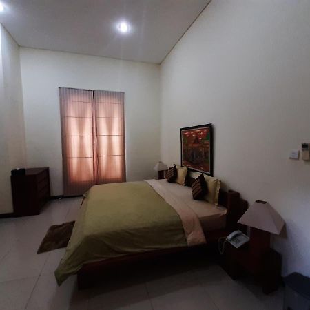 Alloro Guesthouse Pacitan Exteriör bild