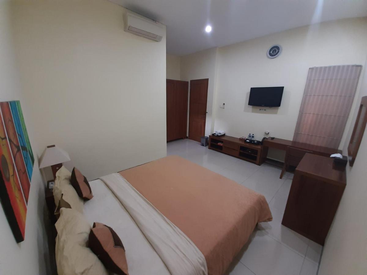 Alloro Guesthouse Pacitan Exteriör bild